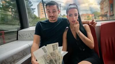 خداع الزوج الديوث ونياكة زوجته أمامه مقابل المال