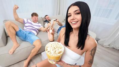 الشاب الديوث يتشارك النيك الثلاثي لكس حبيبته بعد أن أمسك بها تجلس فوق قضيب صديقه
