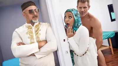 الطبيب المنحرف يستغل الفتاة المحجبة ذات الصدر الكبير