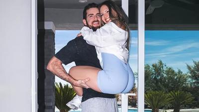 العاهرة المثيرة ذات المؤخرة الكبيرة تحصل على قضيب ضخم داخل كسها