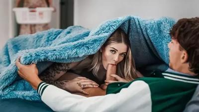 الأخت الشقراء الشبقة تريد أن تصبح رقم واحد مع أخيها وتقدم له كسها الناعم الوردي الصغير