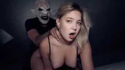 الشقراء الجميلة ذات الصدر الكبير تحصل على قضيب زوج والدتها داخل كسها الوردي الناعم في عيد الهالوين